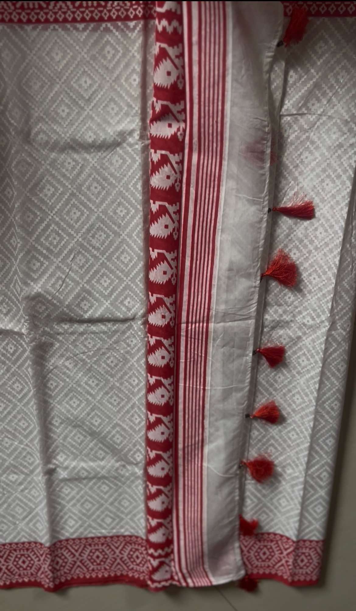 Laal Paar Sada ফ্রি ব্লাউজ পিস