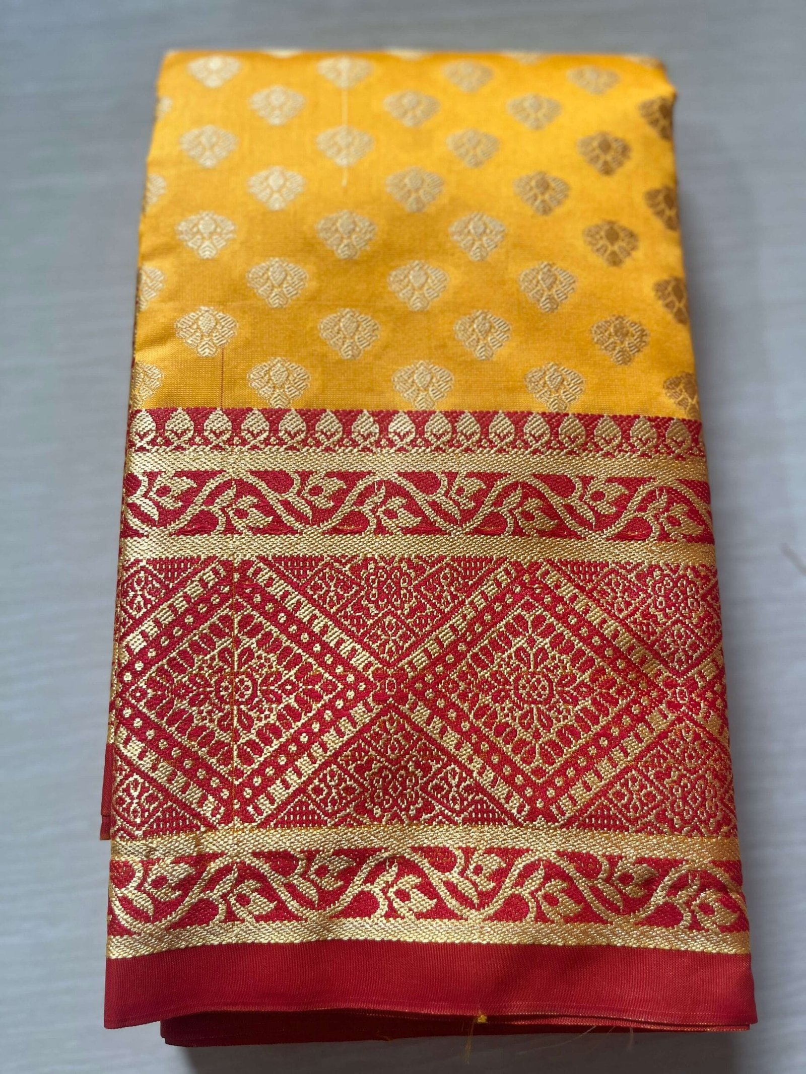 হলুদ কাতান শাড়ি - Image 4