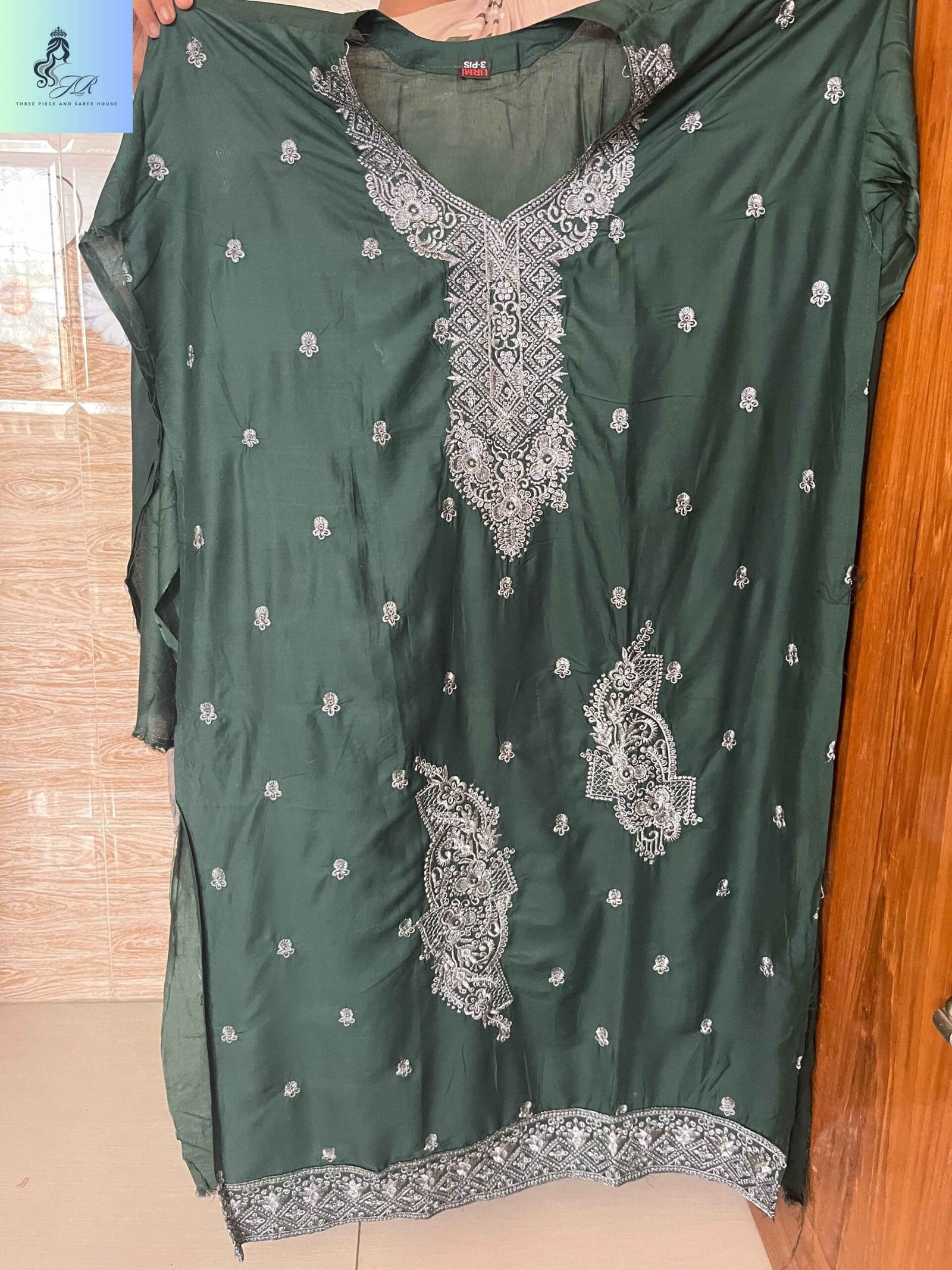 সুন্দর ডিজাইনের থ্রি-পিস